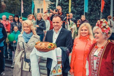 Мэр Славянска Нелли Штепа крайняя справа
