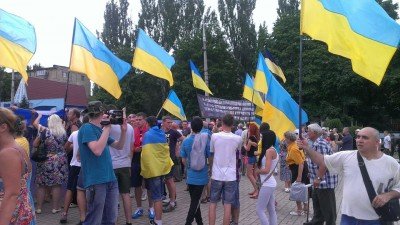 Митинг и флаги Украины в Мариуполе