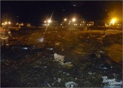 На месте падения видны осколки и обломки