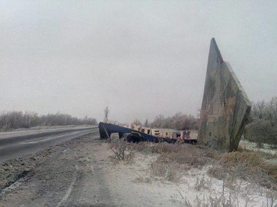 Обломки стелы на въезде в город