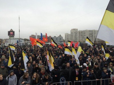 Обратите внимание на красные флаги. Ой, что это, свастика???