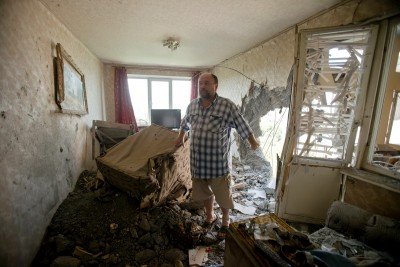 Один из поврежденных домов в центре Донецка