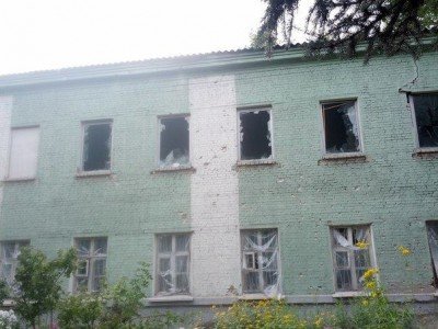 Один из разрушенных домов