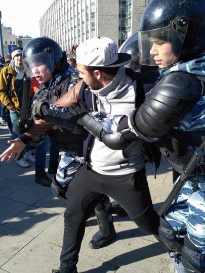 ОМОН помогает парню дойти до автобуса, Москва, Россия, наши дни