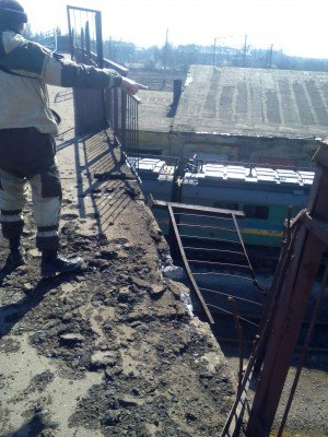 Ополченцы на мосту что-то показывают