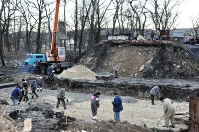 Остатки моста демонтируются
