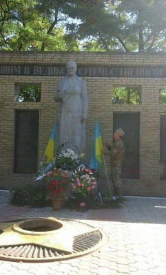 Памятник &quot;Родина-мать&quot; украшают флаги Украины