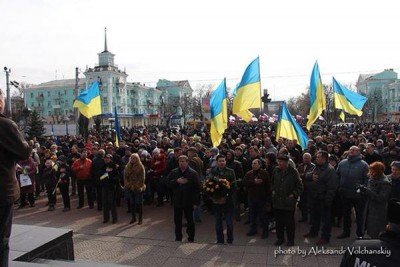 Площадь заполнена людьми