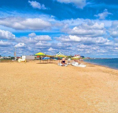 Пляж Феодосии. Об Украине напоминает только пейзаж в виде флага