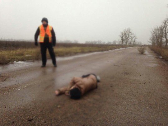 Погибшая девушка лежит прямо на дороге