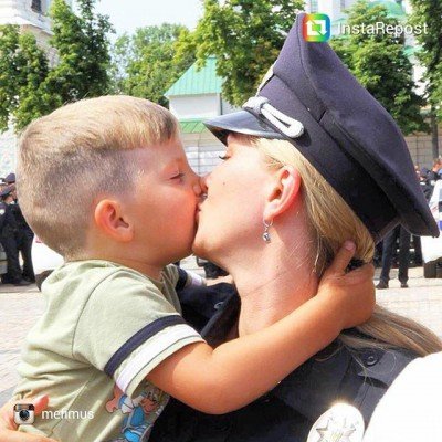 полиция в Украине целует малышей перед распятием