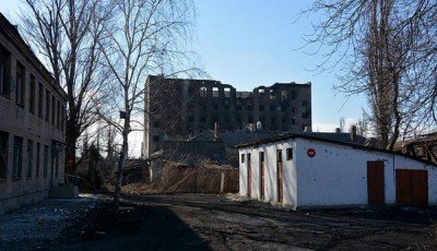Полностью сгоревший дом, судя по всему, не жилой