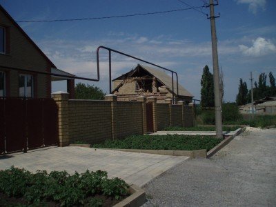 Полуразрушенный частный дом, пострадавший от обстрела
