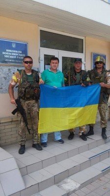 Попаснянский военный комиссариат и флаг Украины