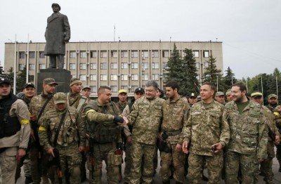 Порошенко на фоне Славянского горисполкома