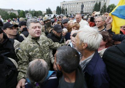 Порошенко общается с дедами