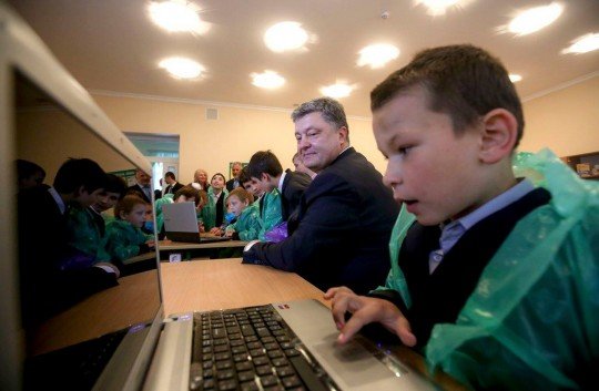 Порошенко выбирает себе мальчика для дальнейшего распятия