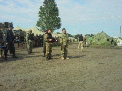 Порошенко выступает перед армией и гражданскими