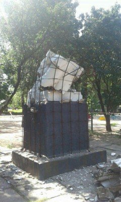 Постамент в какой-то решетке
