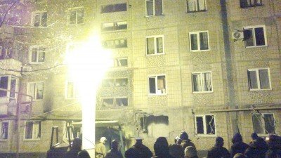 Пострадавший дом. Напротив него установлена световая вышка МЧС.