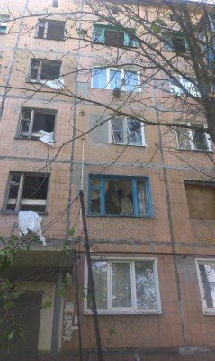 Поврежден фасад здания, выбиты окна
