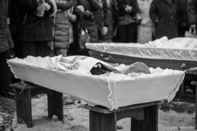 Похороны погибших после обстрела в Мариуполе