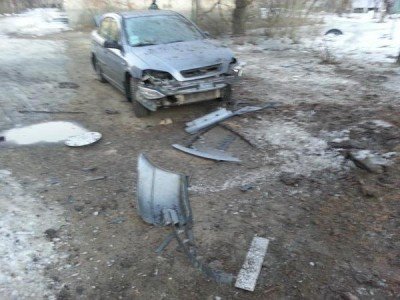 Разбитый осколками легковой автомобиль