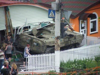 Разрушенное кафе с торчащим в нем БМП террористов