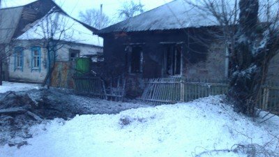Разрушенный в результате артобстрела жилой дом в Авдеевке по улице Почтовой