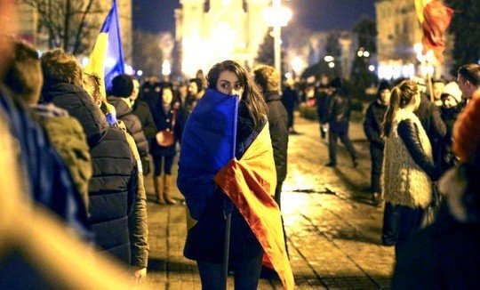 Румыния на пороге революции - на площадях крупнейших городов страны вышло около 500 тысяч протестующих - Romania (3).jpg