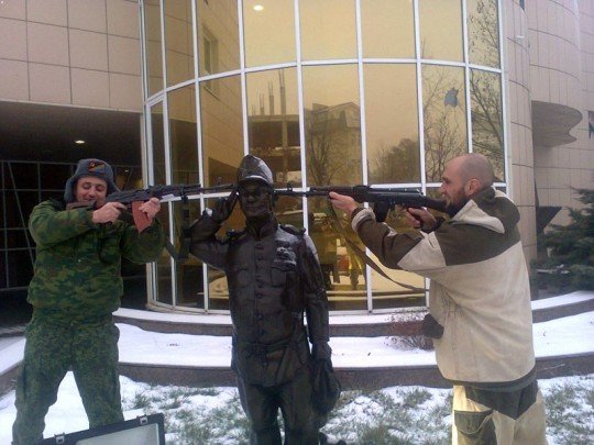 русские в Донецке у памятника Швейку