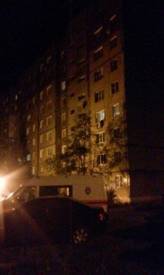 Рядом с высотным домом работает скорая помощь