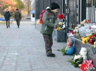 С цветами приходили даже дети
