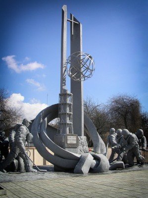 Сегодня исполняется 28 лет со дня аварии на Чернобыльской АЭС - Memory-Garden-in-Chernobyl.jpg