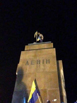 Сегодня снесли очередного Ленина. Жертв разрушений нет.
