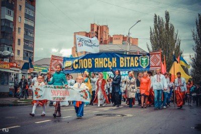 Славянские победители Всеукраинского парада вышиванок прошли центральной улицей города