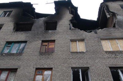 Снаряд попал в верхние этажи жилого дома