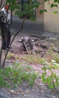 Снаряд во дворе в центре Попасной