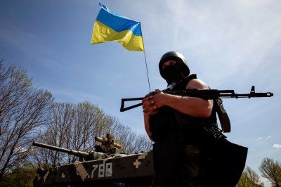 Солдат Украинской армии на блокпосту