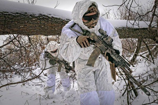 Солдат украинской армии в зимней форме