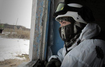Солдат ВСУ смотрит в разрушенное окно