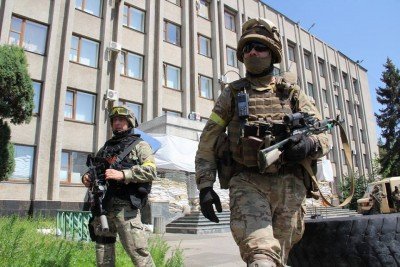 Солдаты нацгвардии на фоне здания горисполкома