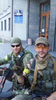Солдаты нацгвардии отдыхают у входа в горисполком