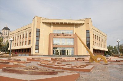 Солнечные часы перед зданием Дворца Пионеров