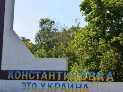 Стелла на въезде в город