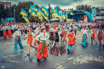 Танцы на главной площади города после возвращения домой с победой