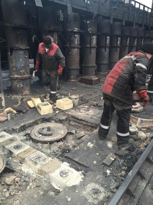 Территория завода усеяна обломками