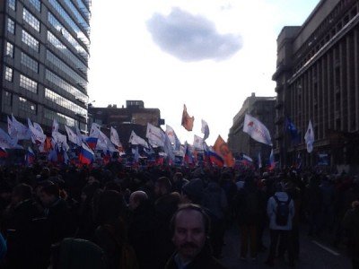 Толпа марширующих россиян