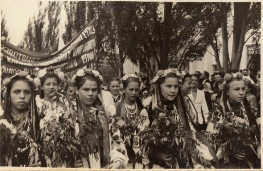 Украинки в вышиванках