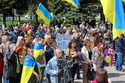 Украинский митинг в Харцызске перед зданием горисполкома, апрель, 2014 год